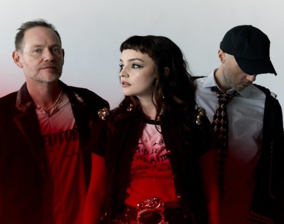CHVRCHES vuelven con 'Roses', oscura y política