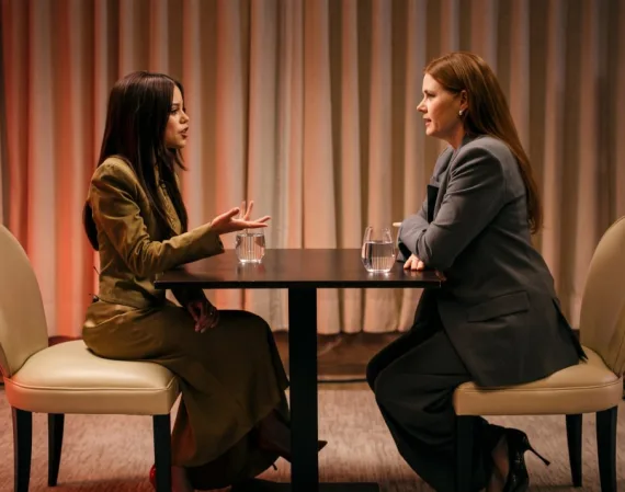 Jenna Ortega y Amy Adams debaten sobre camisetas de bandas