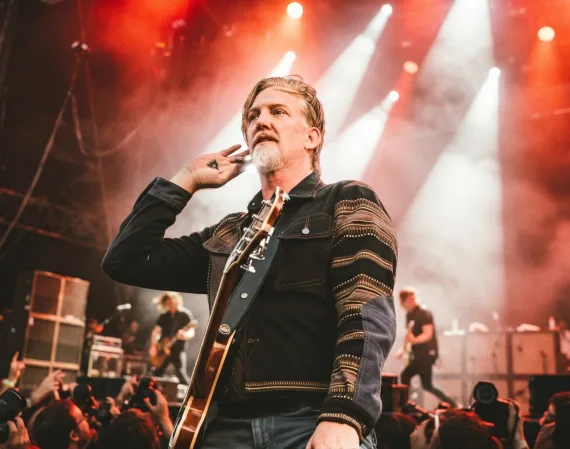 Queens of the Stone Age lanza 'Run Away from the Mob' y anuncia gira 2027