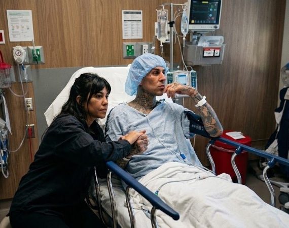 Travis Barker se somete a cirugía para seguir en la batería