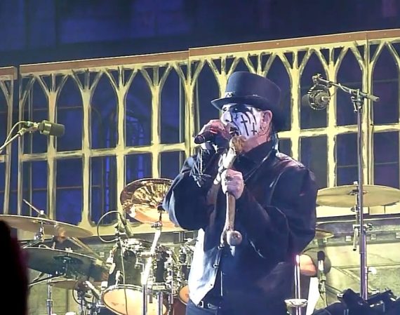 King Diamond y su micrófono de huesos humanos