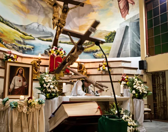 Sacerdote muere aplastado por una cruz durante misa en Ecuador