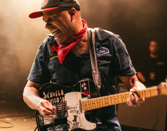 Tom Morello estrena videoclip de 'Everyone Gets Everything They Want' y su primer álbum solista de rock