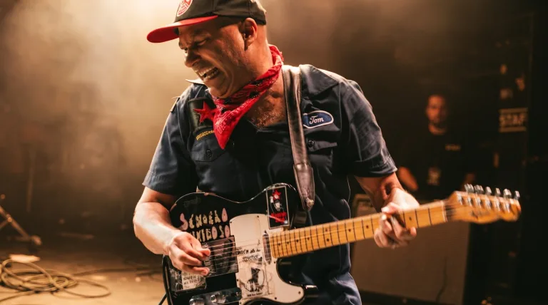 Tom Morello estrena videoclip de ‘Everyone Gets Everything They Want’ y su primer álbum solista de rock