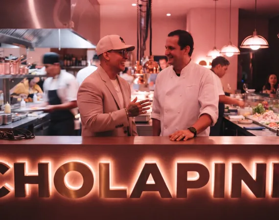 Daddy Yankee abre Cholapink en Nueva York con chef peruano Jaime Pesaque