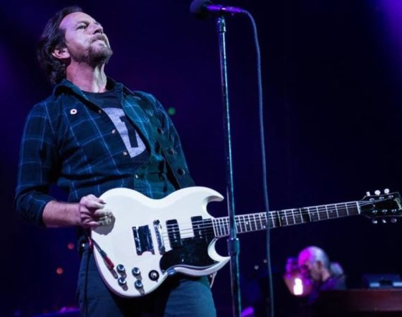 Eddie Vedder y Pixies: 'Wave of Mutilation' en vivo