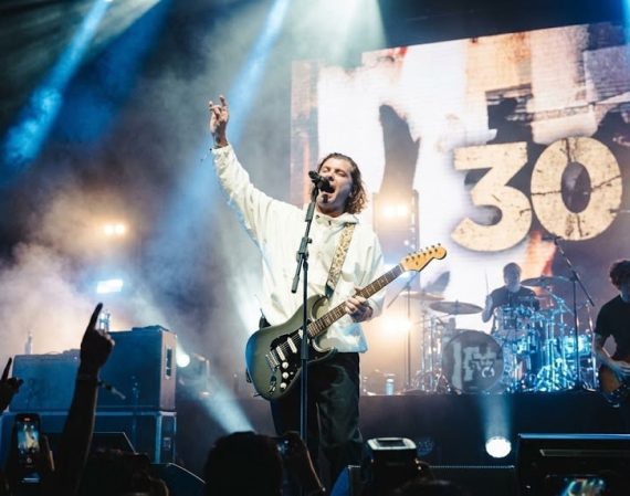 Bush desempolva Razorblade Suitcase a 30 años