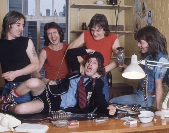 AC/DC: El 'Canguro Humano' que Incendió Inglaterra