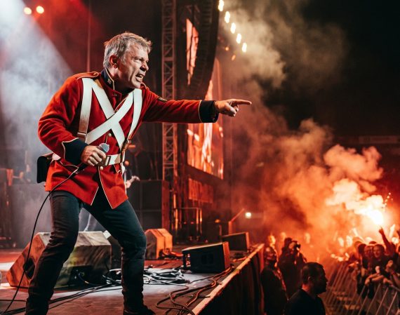 Bruce Dickinson explota por bengalas en Quito