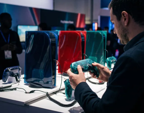PlayStation Prism Collection: PS5 tendrá controles y cubiertas transparentes